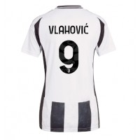 Camisa de Futebol Juventus Dusan Vlahovic #9 Equipamento Principal Mulheres 2024-25 Manga Curta